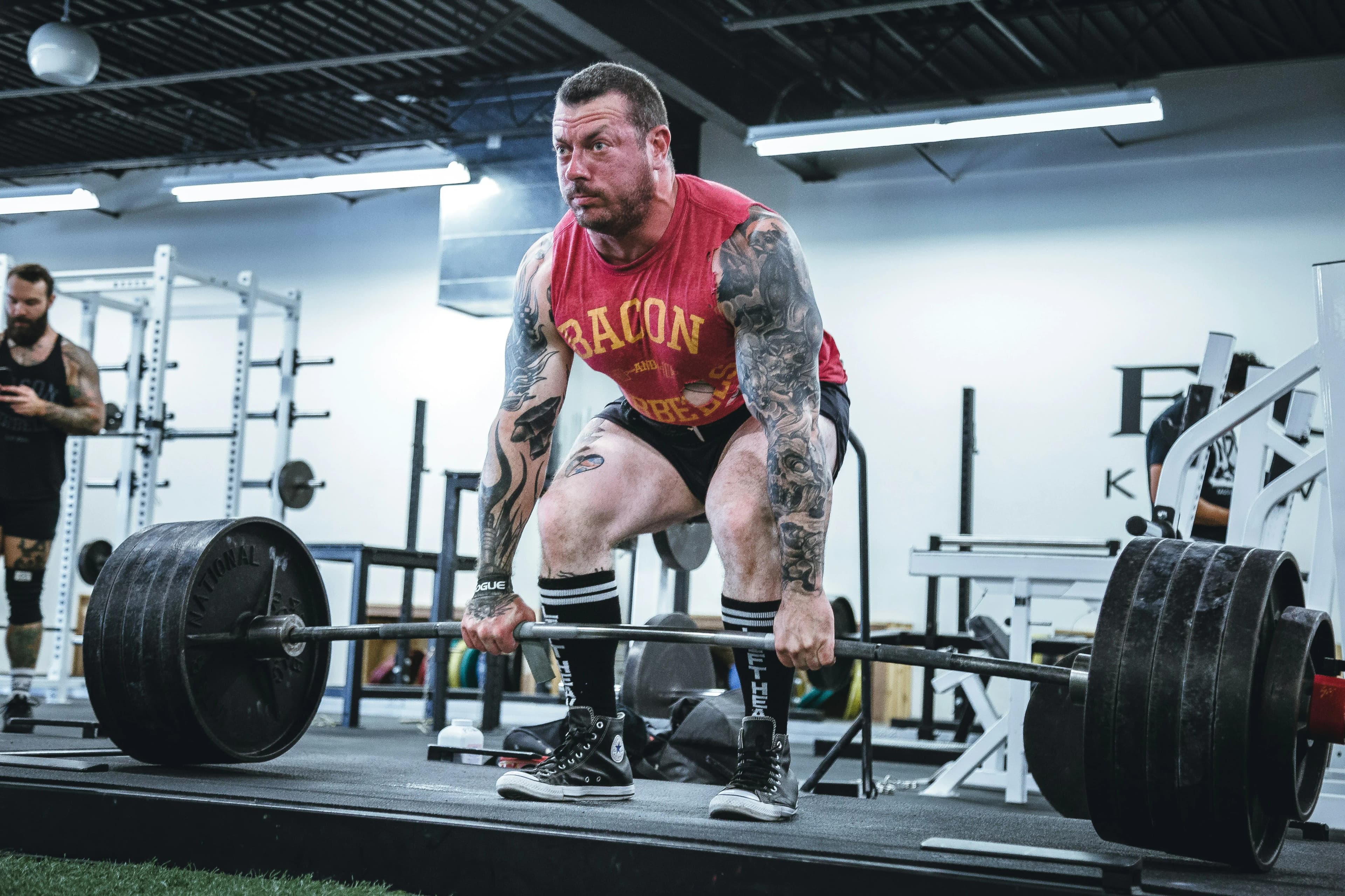 Man doing a heavy deadlift in the gym